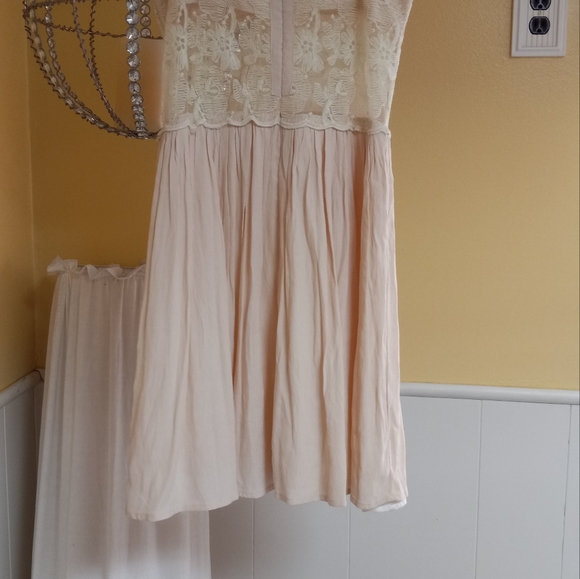 Cream lace lined dress - Picture 7 of 10